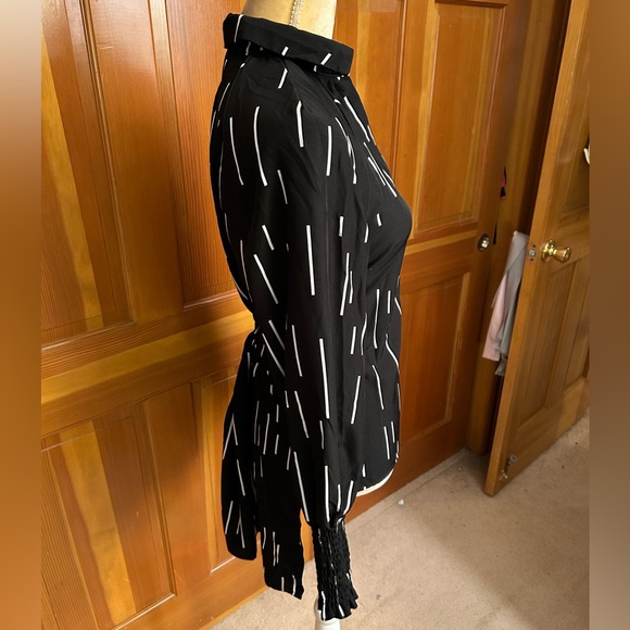 Low Hem Bishop sleeved Blouse - Picture 15 of 16